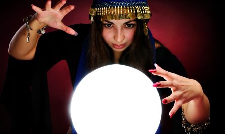 voyante et boule de Crystal