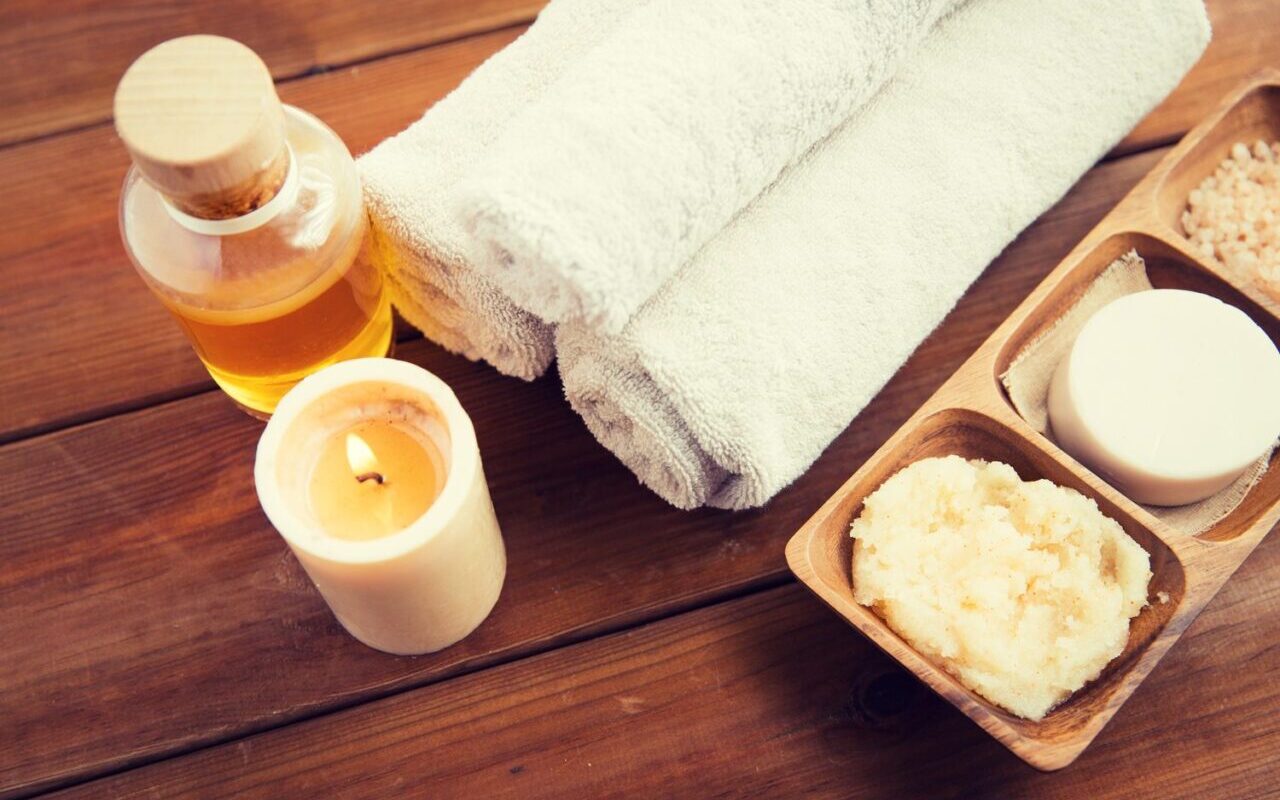 Bougie de massage allumée dans un spa, avec son huile fondue prête à être appliquée sur la peau.